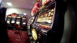 Antarmuka permainan Red Tiger di bandar126 menampilkan beberapa pilihan slot dan meja dealer langsung